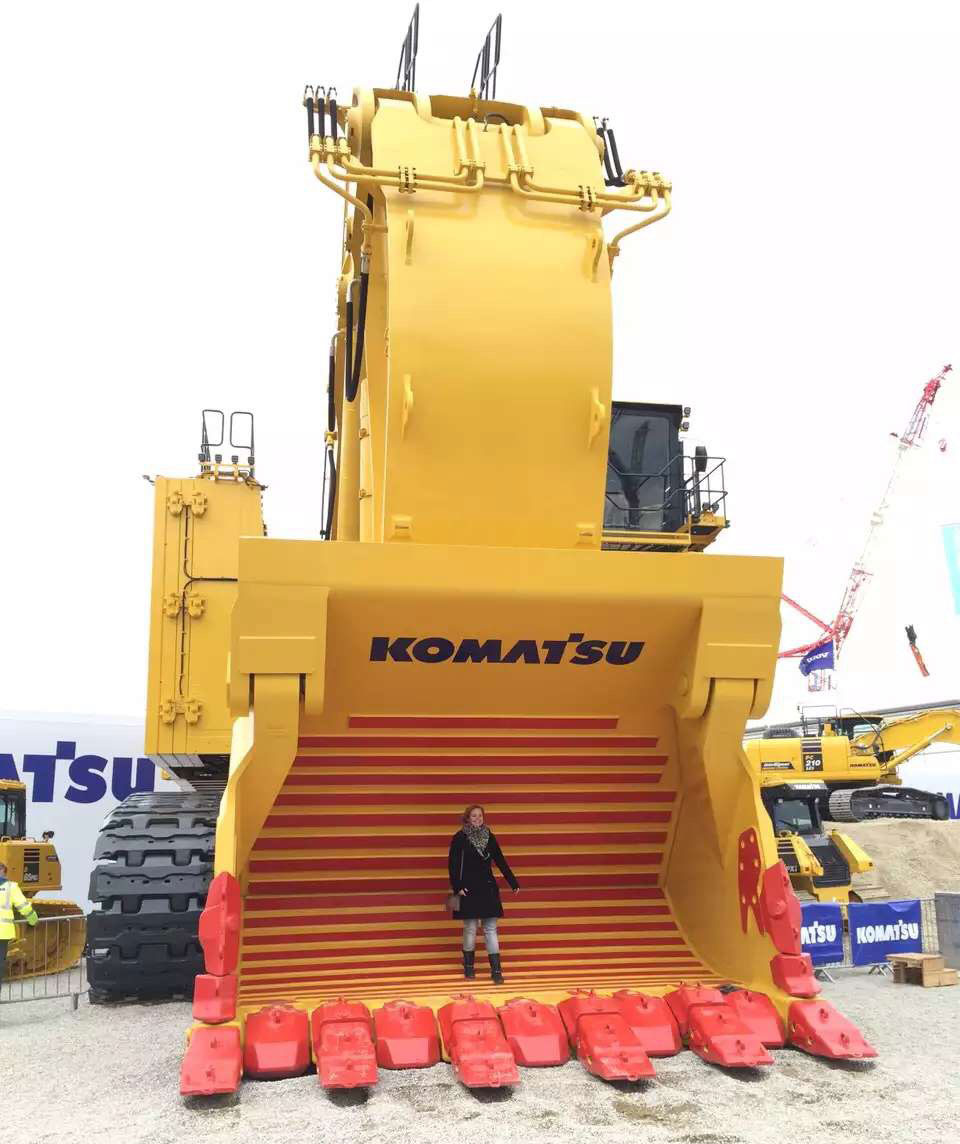 成都XKTY.COM-星空(中国)
：宝马展来袭，不可错过的机械盛宴-美女与“野兽”合影-3.jpg