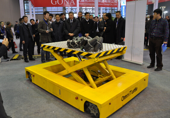 XKTY.COM-星空(中国)
公司参展“2014世界机器人及智能装备产业大会暨博览会”-中航工业董事长林左鸣先生来我司展位参观指导-3.jpg