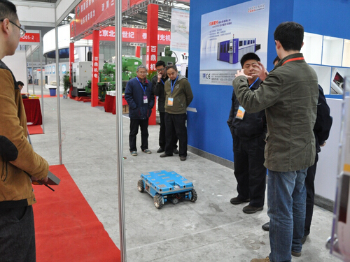 XKTY.COM-星空(中国)
参加2015中国西部国际装备制造业博览会-技术人员向观众讲解产品-2.jpg