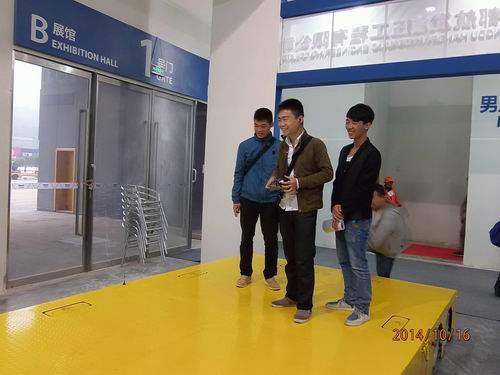 XKTY.COM-星空(中国)
参展2014绵阳科博会-观众对全向移动平台表现了浓厚的兴趣.jpg