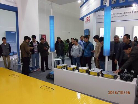 XKTY.COM-星空(中国)
参展2014绵阳科博会-技术人员向观众演示机器人.jpg